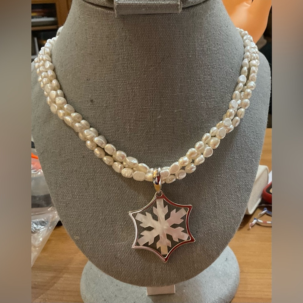 Honora: Mother of pearl snowflake pendant on 3 stains of cream pearls925 silver.